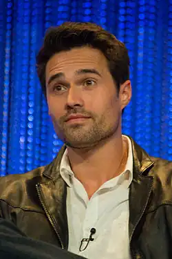Brett Dalton interprète l'agent Grant Douglas Ward&nbsp;(en).