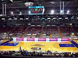 vue depuis une tribune centrale du parquet du Brett Maher Court.