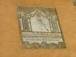 Un cadran solaire sur le mur d'une maison à Briançon