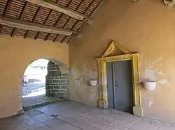 Le porche couvert de l'église.