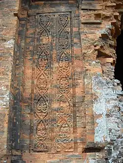 Tháp Bánh Ít (Tuy Phước). Brique sculptée et polie, XIe siècle