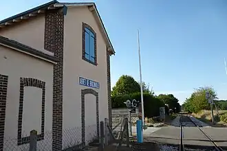 Arrêt de Briconville et passage à niveau n° 15 de la ligne Chartres-Dreux.