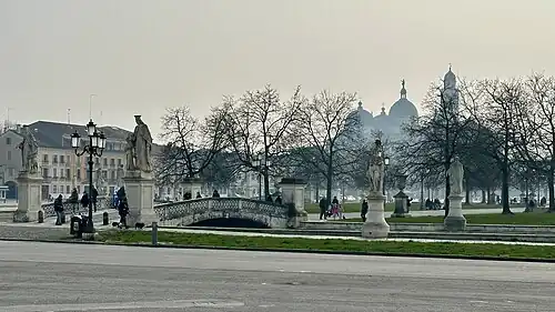 La basilique vue de la place du Prato della Valle.