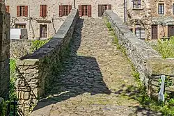 La chaussée vue depuis la rive gauche.