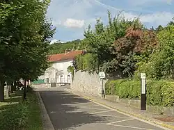 L'arrêt du réseau de bus du Vexin de la place des Tilleuls.