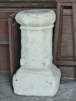 Les fonts baptismaux.