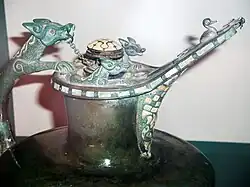 Anse, couvercle et bec verseur,