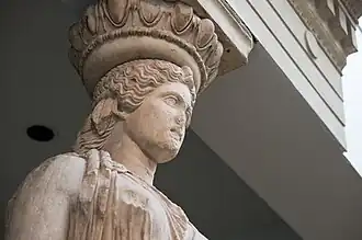 Salle 19. Caryatide de l'Érechthéion, Athènes, -420/-415.