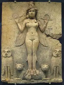 Bas-relief en argile représentant une femme ailée nue avec deux hiboux et deux lions à ses pieds.