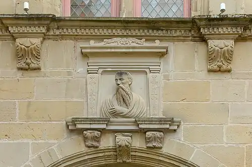 Détail de la façade, avec un personnage habillé à l'antique.