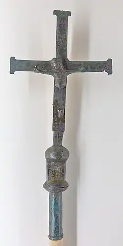 Croix de procession, 12e et 13e&nbsp;siècles, bronze