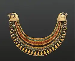 Collier large de Senebtisi ; faïence, or, cornaline et turquoise ; Metropolitan Museum of Art.