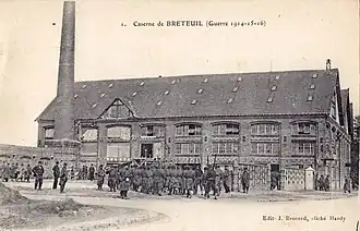Une usine transformée en caserne, pendant la Première Guerre mondiale.