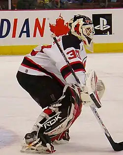 Photopgraphie de Martin Brodeur avec le maillot blanc des Devils