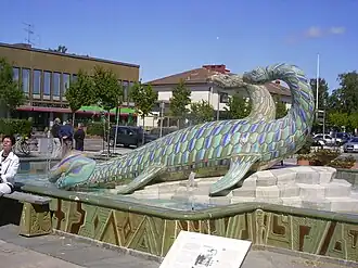 Fontaine présentant une sculpture dépeignant un reptile marin.
