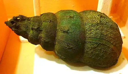 Vase cérémoniel en bronze en forme de coquille d'escargot d'Igbo-Ukwu du IXe&nbsp;siècle.