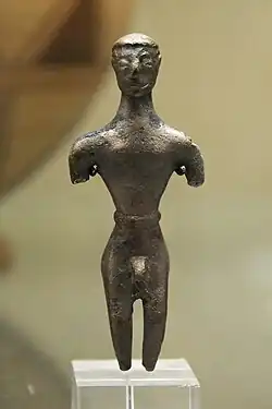 Figurine masculine en bronze. Crète, VIIIe&nbsp;siècle&nbsp;av. J.-C. British Museum.