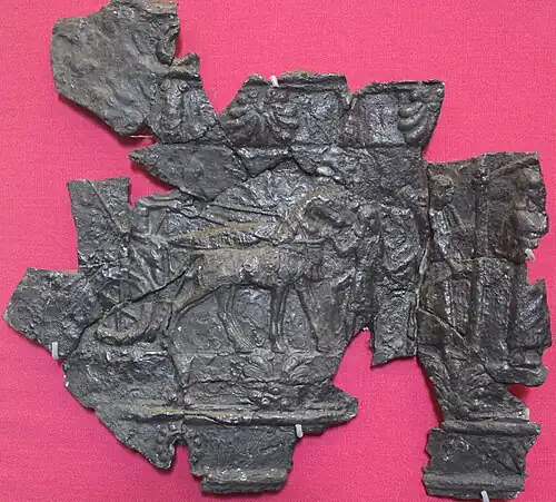 Fragment de bande sculptée ornant une porte du Palais nord-ouest de Nimroud. British Museum.