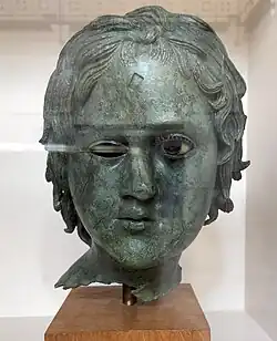 Tête en bronze d'un jeune homme, vers 100.