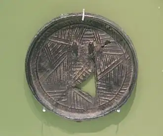 Miroir de bronze, D. 11,2 cm. Environs de Pyongyang. Période Gojoseon, début de l'âge du fer. Musée national de Corée