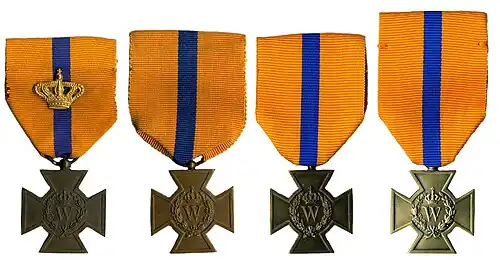 Les 4 versions de la Croix de bronze côté recto: "Spink", "Gaunt", "Rijksmunt koningin"," Rijksmunt koning".