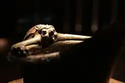 Détail d'une sculpture zoomorphe ornant le haut d'une anse de Schnabelkanne,,.