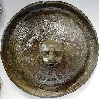 Bouclier en bronze au décor de type « oriental », v. VIIIe&nbsp;siècle&nbsp;av. J.-C., mis au jour dans le sanctuaire de Zeus Diktaios à Roussolakkos. Musée archéologique d'Héraklion.