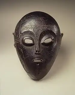 Masque ovale avec des rainures sur le front