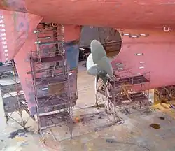 Hélice et gouvernail d'un navire cargo