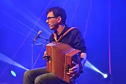 Cyrille Brotto jouant de l'accordéon.
