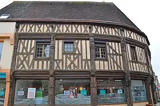 La maison à pans de bois.