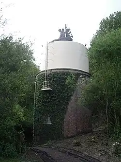 Photographie de la stèle du mineur édifiée à l'endroit précis où fut forée la fosse no 1 (1855) à Bruay-la Buissière