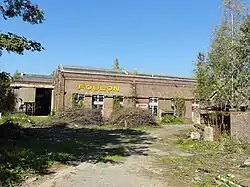 L'entrée du site, sur la gauche, le puits no&nbsp;2.