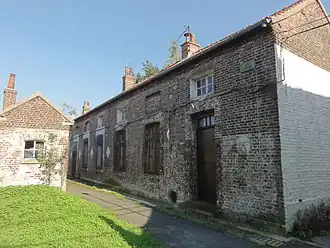 Photographie d'un bâtiment en brique de la cité des électriciens