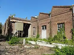 La tête de puits matérialisée no&nbsp;2, et les ateliers centraux.