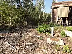 La tête de puits matérialisée no&nbsp;2, et les ateliers centraux.