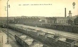 La fosse no&nbsp;2 est sur la droite de la photographie.