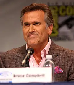 Bruce Campbell dans le rôle de Sam Axe&nbsp;(en)