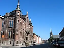 Vue du centre du village avec l'hôtel communal et l'église.
