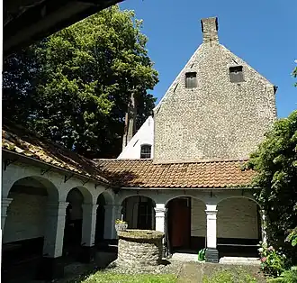 Le petit cloître, création des années 1930. Derrière, les deux corps de bâtiment de la maison no&nbsp;1.