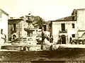 Fontaine sur la place de la cathédrale à Taormine, vers 1880.