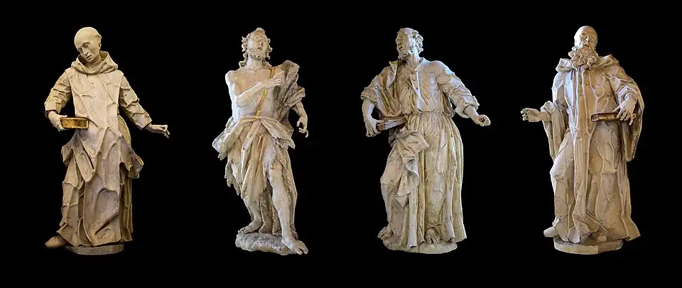 Photographies de quatre statues de pierre représentant quatre hommes das des postures diverses.