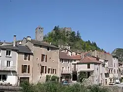 Au sommet, les ruines du château. Sur le flanc, la tour romane.