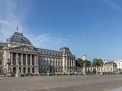 Vue sur la place des Palais et sur le clocher de la cathédrale Saint-Jacques-sur-Coudenberg.