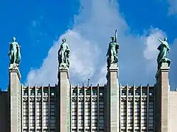 L'Aviation (à droite) ornant la façade du Palais des expositions du Heysel (1935).