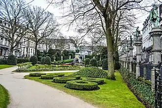 Place du Petit Sablon (aménagée en square depuis 1890), lieu du Salon de 1875.