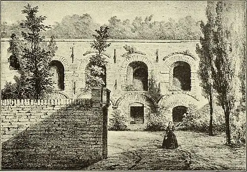 Ancien couvent de Berlaimont, ruines des remparts .