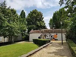 Peinture murale représentant la chanteuse Annie Cordy