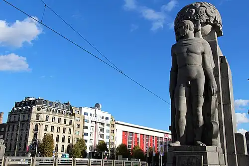 Un des quatre piliers du Pont Sainctelette (1934).