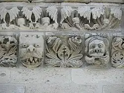 Sculptures extérieures.